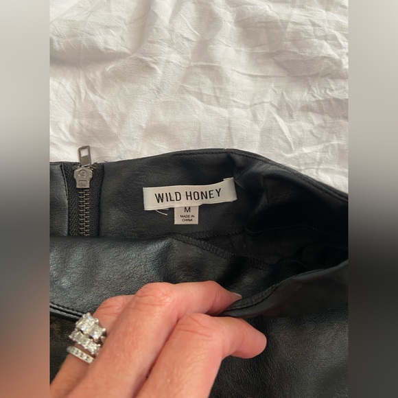 Black faux leather mini skirt with exposed zipper in back - Picture 2 of 3